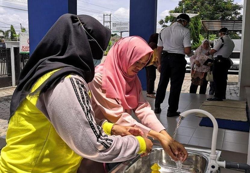 BPJS Kesehatan Cabang Lubuklinggau, Sumatra Selatan, menyediakan fasilitas cuci tangan dan cek suhu tubuh bagi masyarakat dan peserta JKN-KIS serta pegawai BPJS Kesehatan.