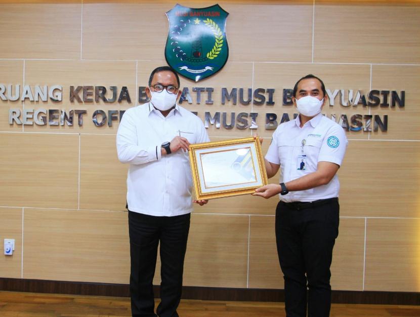 BPJS Kesehatan Cabang Palembang memberikan piagam penghargaan kepada Bupati Musi Banyuasin (Muba) Dr H Dodi Reza Alex Noerdin Lic Econ MBA atas komitmennya yang telah mencapai Universal Health Coverage (UHC) dalam penyelenggaraan Program JKN-KIS.