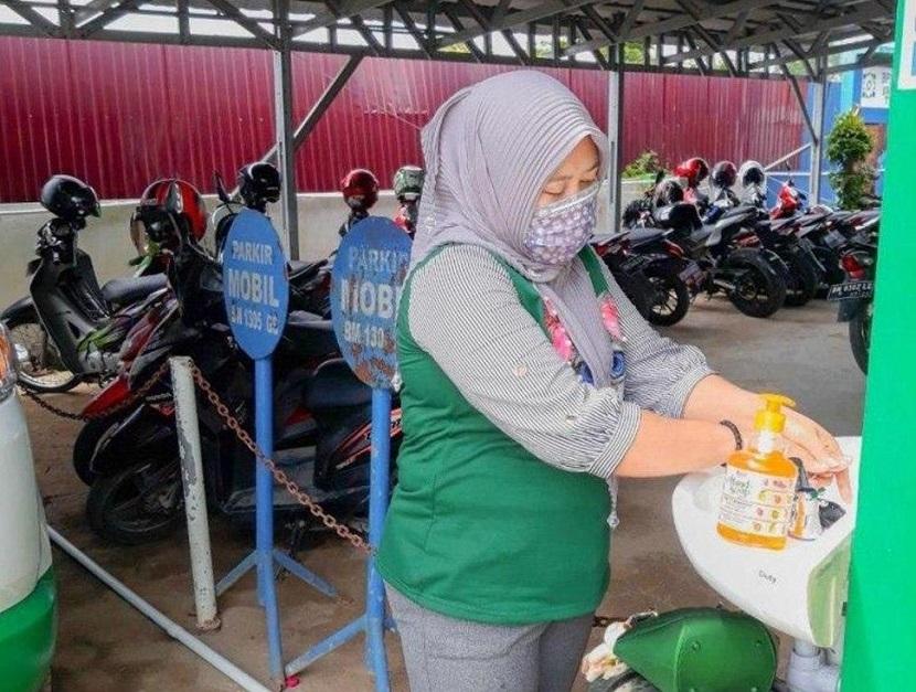 BPJS Kesehatan Cabang Tembilahan, Riau, memberikan fasilitas cuci tangan yang dapat digunakan oleh peserta Jaminan Kesehatan Nasional-Kartu Indonesia Sehat (JKN-KIS) saat mengunjungi Kantor Cabang.