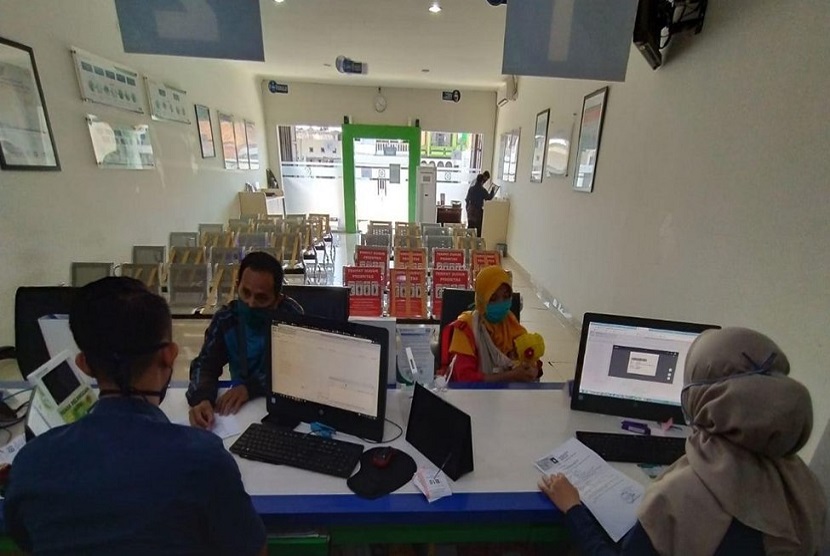 BPJS Kesehatan  Cabang Makassar menjadi salah kantor layanan publik yang tetap buka meski adanya pemberlakukan Pembatasan Sosial Berskala Besar (PSBB) di Kota Makassar, Kamis (30/04).