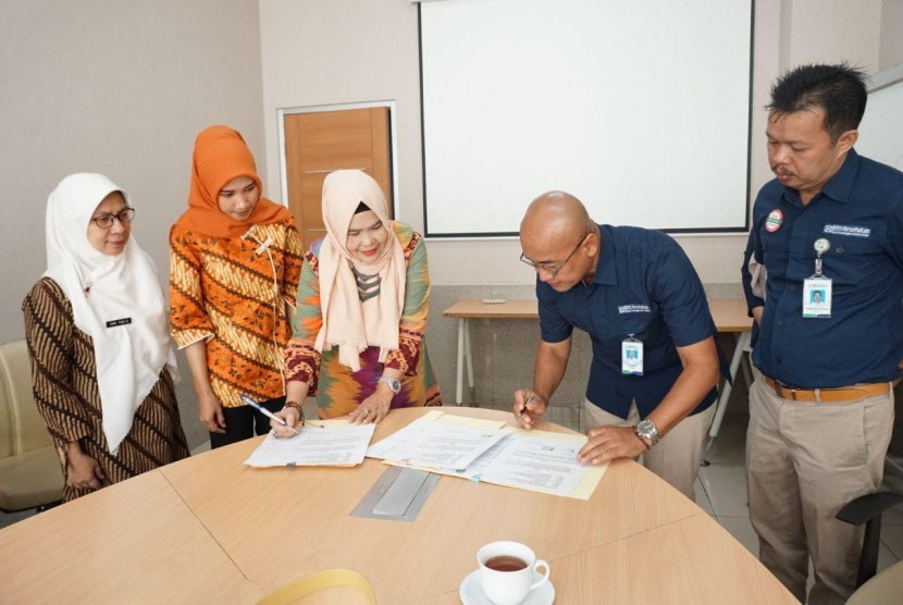   BPJS Kesehatan Kedeputian Wilayah Jabar menandatangani kesepakatan bersama dengan Dinas Kesehatan (Dinkes) Provinsi Jabar tentang Sinergi Optimalisasi Penyelenggaraan PRB bagi peserta JKN-KIS di Kantor Dinkes Jabar, Kamis (24/10).