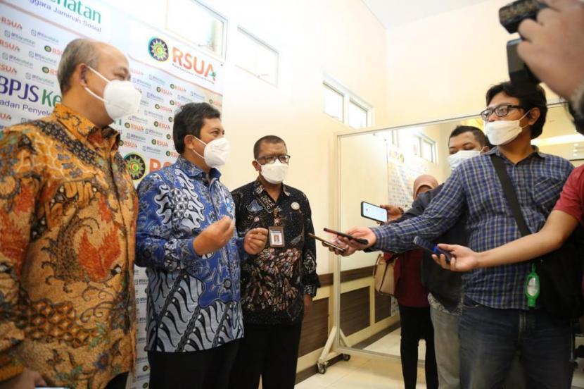 BPJS Kesehatan memberikan penghargaan kepada RS Aisyiyah Ponorogo, Jawa Timur atas komitmen rumah sakit tersebut dalam menerapkan antrean online.