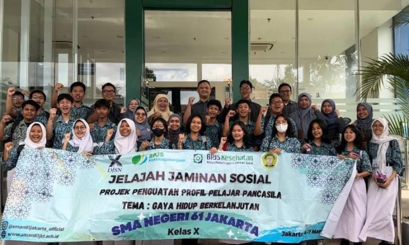 BPJS Kesehatan mengundang puluhan murid SMA untuk menyaksikan langsung alur pelayanan administrasi JKN di Kantor BPJS Kesehatan Cabang Jakarta Barat, Selasa (5/3/2024).