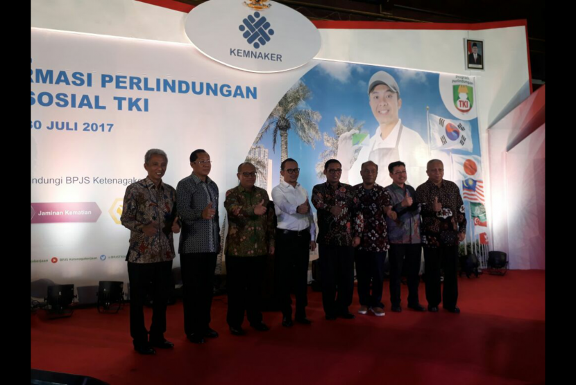 BPJS Ketenagakerjaan bersama Kementerian Tenaga Kerja  meluncurkan Transformasi Perlindungan Jaminan Sosial TKI di Pendopo Kantor Bupati Tulungagung, Jawa Timur, Ahad (30/7).