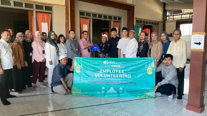 BPJS Ketenagakerjaan (BPJAMSOSTEK) Kantor Cabang Yogyakarta membagikan paket makanan dan minuman gratis dalam acara Employee Volunteering, Rabu (20/3/2024).