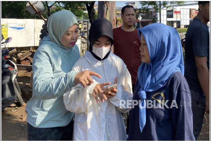 BPJS Ketenagakerjaan Jakarta Pulogebang, Ahad (6/7/2025), menyosialisasikan manfaat program dan edukasi kepada pedagang serta pengunjung di area Banjir Kanal Timur (BKT)