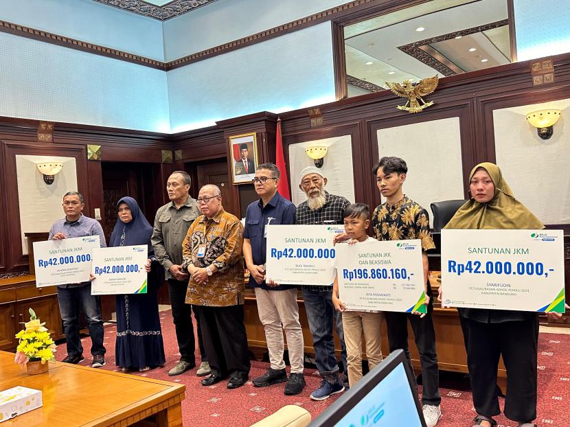 BPJS Ketenagakerjaan Kanwil Jawa Barat (Jabar) dan Pemerintah Provinsi Jawa Barat menyerahkan santunan kepada ahli waris KPPS