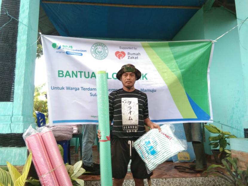 BPJS Ketenagakerjaan melalui Rumah Zakat menyalurkan bantuan berupa selimut, tikar, dan terpal kepada korban gempa yang berada di kelurahan Galung, Kabupaten Mamuju, Sulawesi Barat.