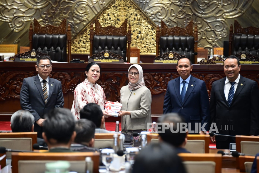 BPK menyerahkan IHPS I 2025 kepada DPR RI, Selasa (18/11/2025).