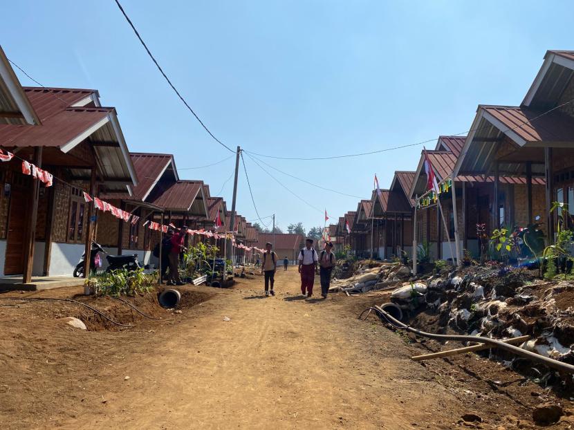 BPKH meresmikan Kampung Haji di Kampung Gunungbatu, Desa Kertaangsana, Kecamatan Nyalindung, Sukabumi, Jawa Barat, Rabu (14/8/2024). Kampung Haji adalah bantuan hunian tetap sebanyak 129 unit untuk 180 KK yang merupakan para penyintas bencana longsor.