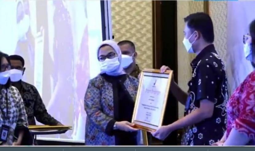 BPOM melakukan pemberian penghargaan bagi stakeholder yang memiliki komitmen dalam penyelenggaraan program pemerintah dan atau pengembangan obat di Indonesia.