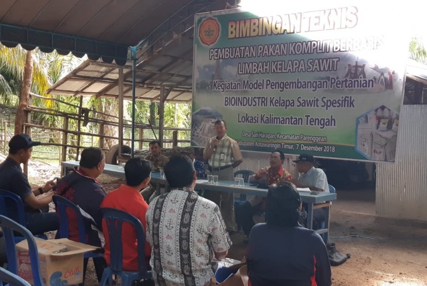 BPTP Kalteng gelar Teknis (Bimtek) Pembuatan Pakan Komplit Berbasisi Limbah Kelapa Sawit di desa Sari Harapan, Kecamatan Parenggean, Kabupaten Kotawaringin Timur, Jumat  (7/12).