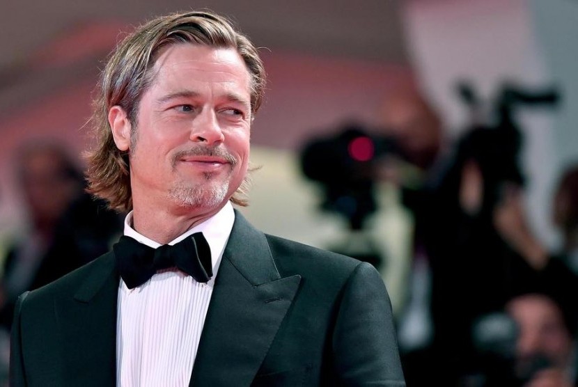 Brad Pitt. Brad Pitt tampak jauh lebih muda dibandingkan usianya hampir menyentuh 60 tahun.