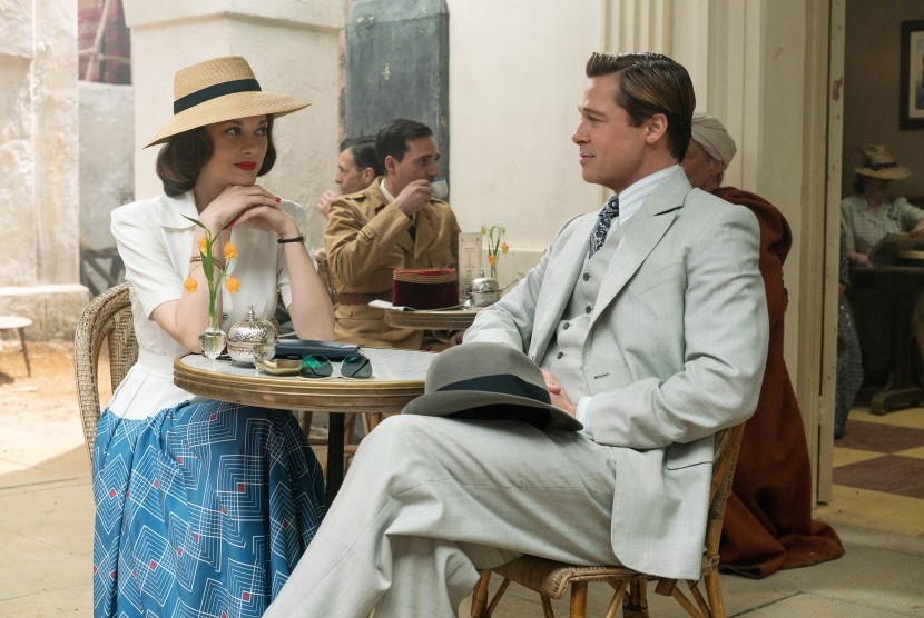 Brad Pitt bersama laean mainnya Marion Cotillard dalam film Allied yang akan tayang 23 November 2016.