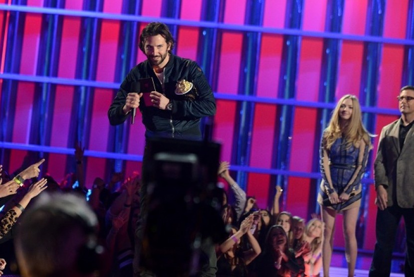 Bradley Cooper saat menerima Pop Corn Emas di ajang MTV Movie Awards 2013
