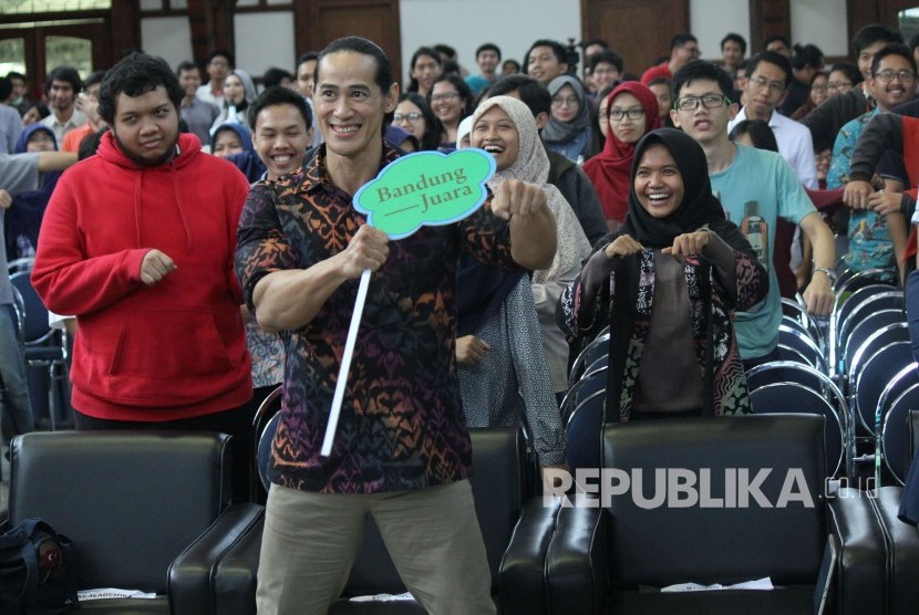Brand Ambasador BBPJS Kesehatan Ade Rai bersama mahasiswa ITB saat edukasi pola hidup sehat pada acara BPJS Kesehatan Goes to Campus, di Aula Barat ITB, Kota Bandung, Rabu (18/10). 