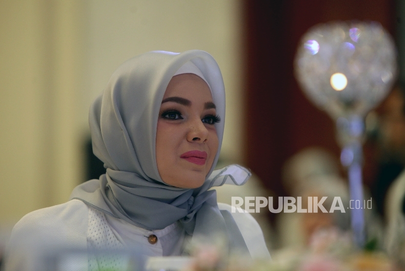 Wardah mengeluarkan empat tren make up 2020. Foto Brand Ambassador produk kecantikan Wardah Dewi Sandra.