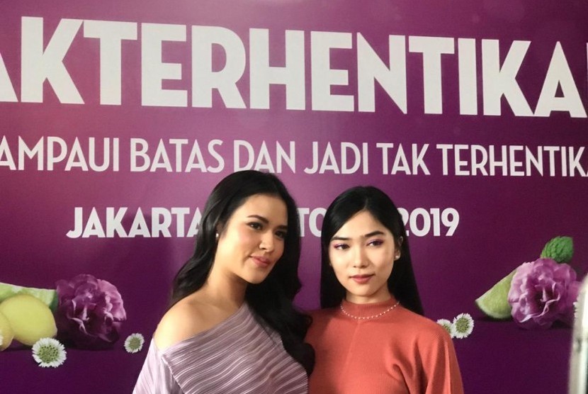 Brand ambassador Sunslik, Raisa Andriana dan Isyana Sarasvati saat diwawancarai wartawan di Jakarta Selatan, Senin (7/10). 