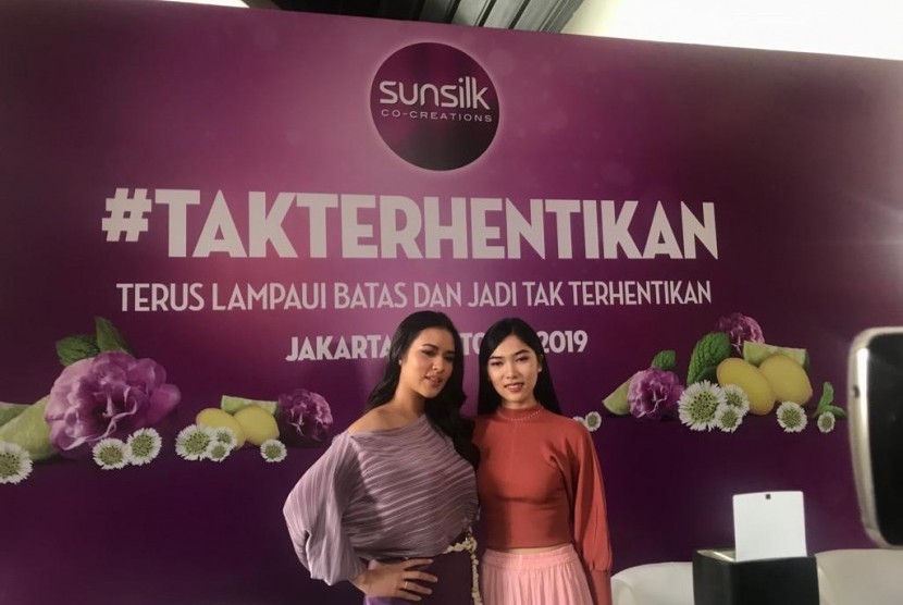 Raisa Andriana dan Isyana Sarasvati saat diwawancarai wartawan di Jakarta Selatan, Senin (7/10). 