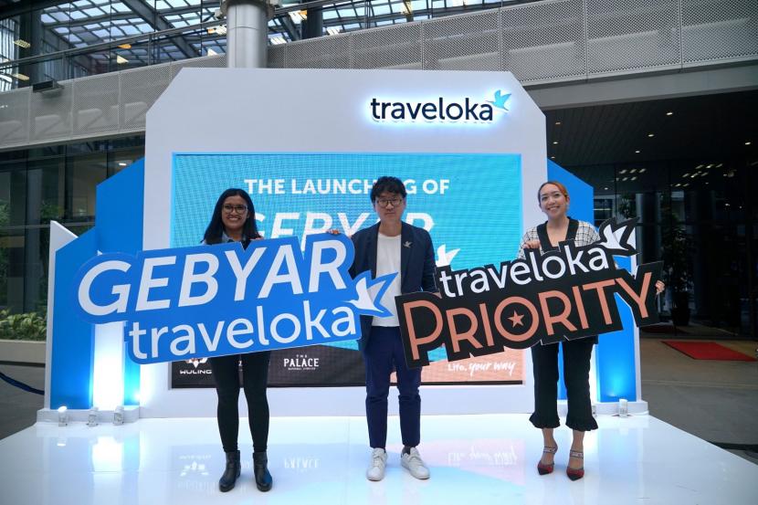 Brand and Marketing Director Wuling Motors Indonesia Dian Asmahani (kiri), VP Platform Marketing Traveloka Terry Santoso (tengah), dan PR Manager PT Central Mega Kencana Chikita Rosemarie dalam grand launching Gebyar Traveloka, di Traveloka Campus, BSD, Kabupaten Tangerang pada Selasa (6/12/2022).