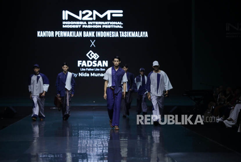 Brand fashion Indonesia, Fadsan, tampil pada ajang IN2MF 2024.