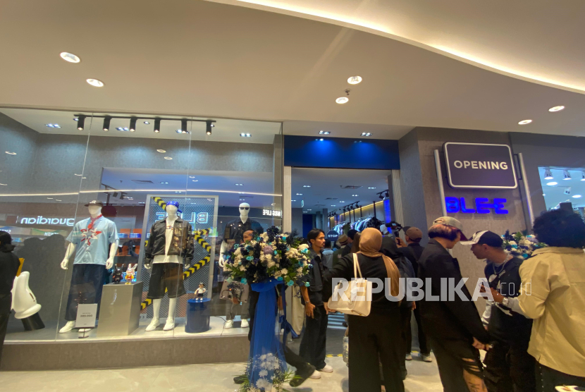 Brand lokal streetwear BLEE kini resmi membuka gerai di Lippo Mall Nusantara.