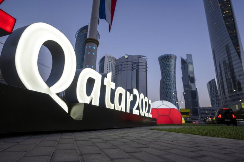Branding Piala Dunia ditampilkan di dekat Pusat Pameran dan Konvensi Doha, di Doha, Qatar, Qatar akan memberikan penjagaan terhadap peminum alkohol 