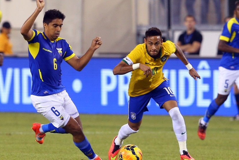  Brazil forward Neymar (10) runs with the ball past Ecuador midfielder Christian Noboa (6) during the first half at MetLife Stadium.