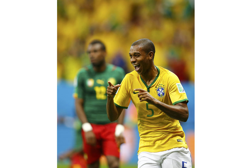 Brazil's Fernandinho celebrates after scoring a goal during the 2014 World Cup Group A soccer match between Cameroon and Brazil at the Brasilia national stadium in Brasilia June 23, 2014