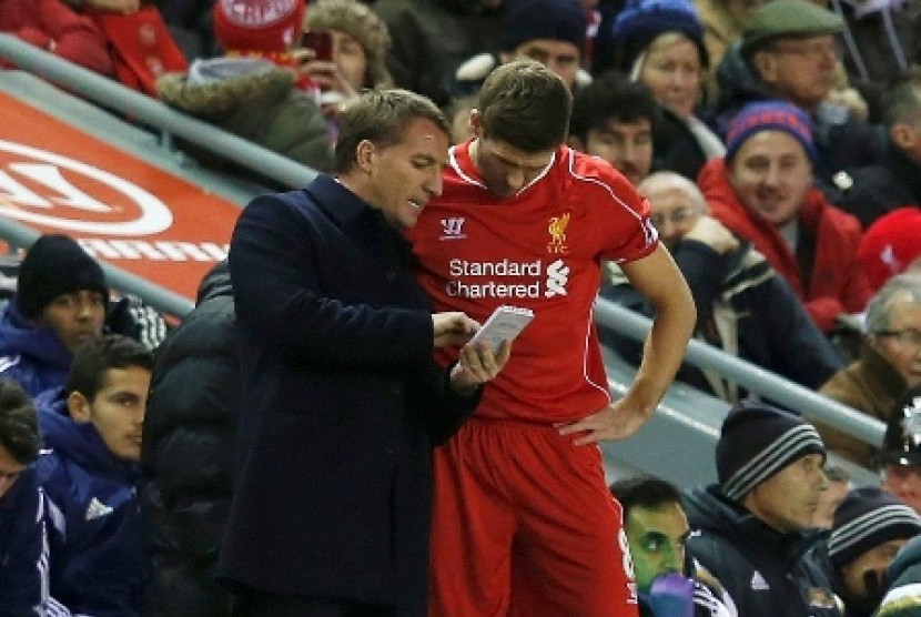 Brendan Rodgers (kiri) memberikan instruksi kepada Steven Gerrard.