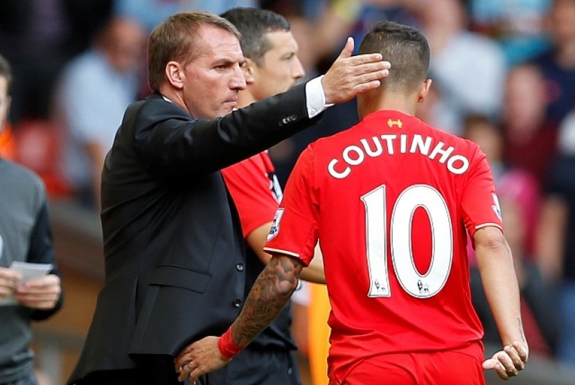 Brendan Rodgers (kiri) menenangkan Philippe Coutinho