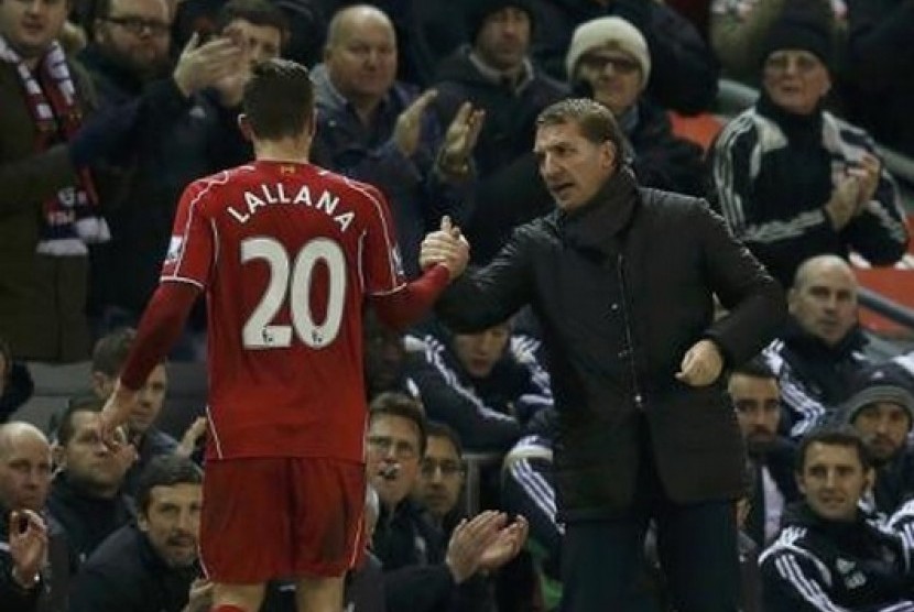 Brendan Rodgers menyalami Adam Lallana dalam laga Liverpool kontra Swansea City, Selasa (30/12) WIB.