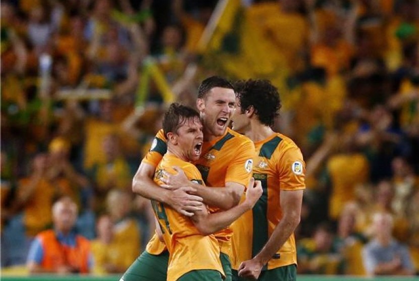 Brett Holman (kiri), pemain timnas Australia, melakukan selebrasi usai menjebol gawang Oman di laga kualifikasi Piala Dunia 2014 Zona Asia di Sydney, Australia, Selasa (26/3). 