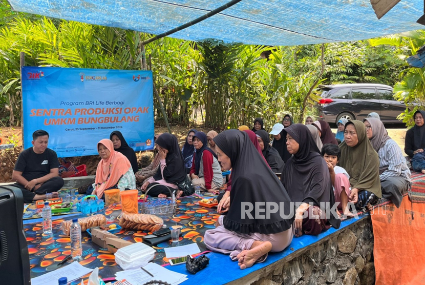 BRI Life berkolaborasi dengan BRI Research Institute melaksanakan program pemberdayaan UMKM di Bungbulang Garut dengan mendirikan Rumah Sentra Produksi Opak yang dilengkapi peralatan modern.