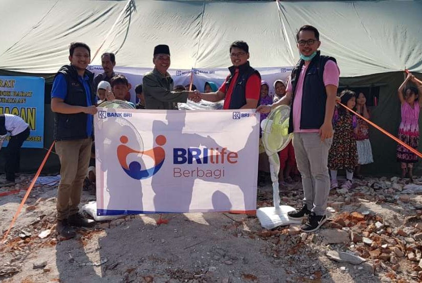 BRI Life membantu korban gempa Lombok.