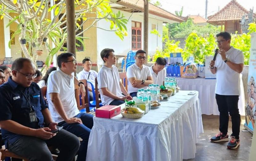 BRI Life memberikan bantuan sejumlah alat produksi kepada UMKM Poklahsar Merta Nadi di Desa Kutuh, Kuta Selatan, Badung, Bali.   
