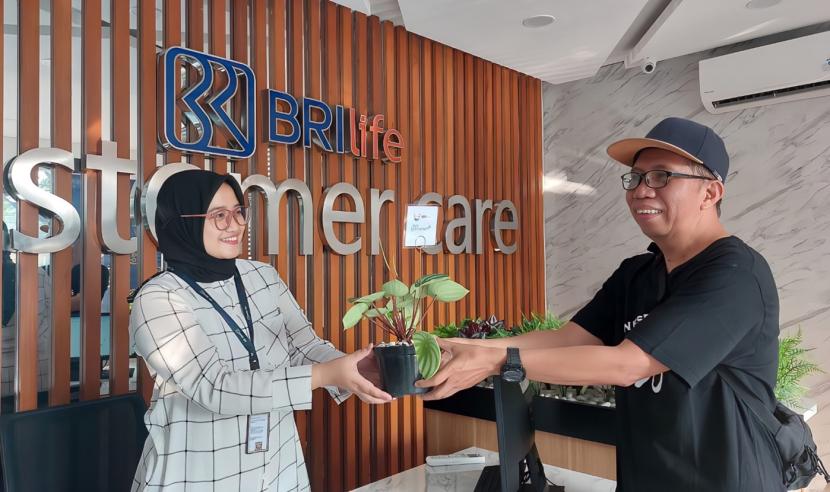 BRI Life mengajak nasabahnya peduli lingkungan hidup. Anak usaha PT Bank Rakyat Indonesia Tbk (BRI) ini membagikan tanaman kepada para nasabahnya di beberapa kantor layanan.