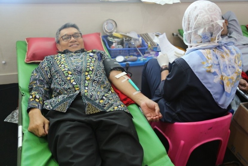 BRI Life menggelar kegiatan CSR berupa donor darah bekerja sama dengan PMI.