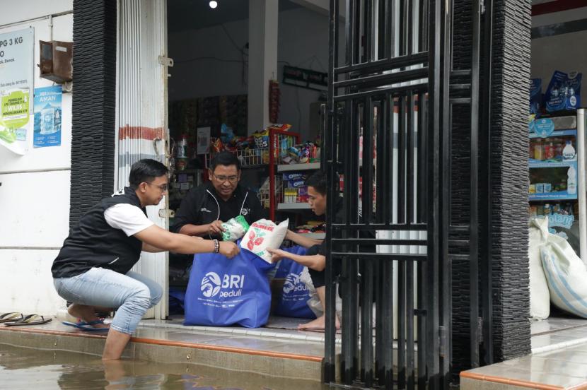 BRI melalui aktivitas Corporate Social Responsibility (CSR BRI Peduli bergerak cepat melakukan penyaluran bantuan tanggap bencana bagi warga terdampak banjir Demak.