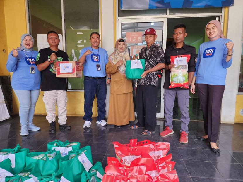BRI melalui Program Corporate Social Responsibility (CSR) BRI Peduli menyalurkan bantuan tanggap darurat bencana berupa bantuan sembako keempat kecamatan di Kabupaten Sukabumi, Jawa Barat (Jabar) yang diterjang bencana angin puting beliung, pada Sabtu (7/10/2023).