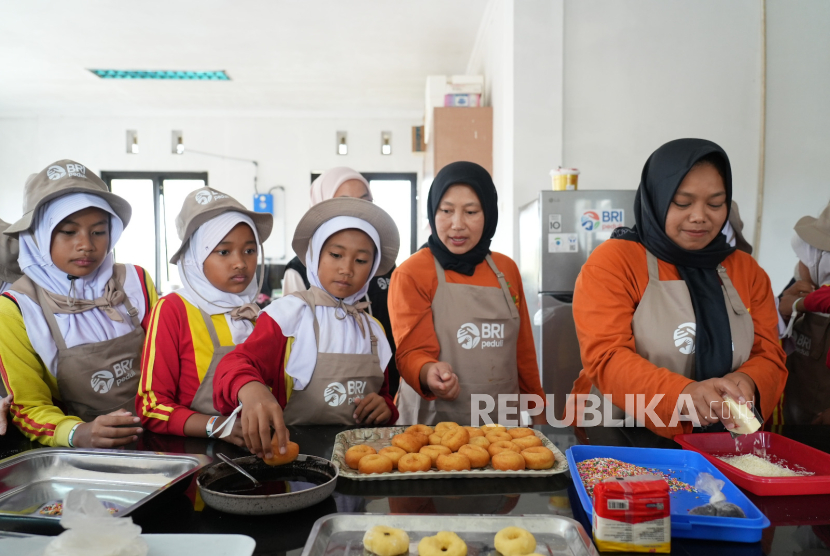 BRI mengajak siswa Sekolah Dasar Negeri (SDN) 7 Kota Kulon Garut untuk mengikuti kegiatan argoedukasi di Klaster Usaha Ganitri (Garut Benih Tani Lestari) di Taman Teknologi Pertanian, Kab. Garut, Provinsi Jawa Barat.