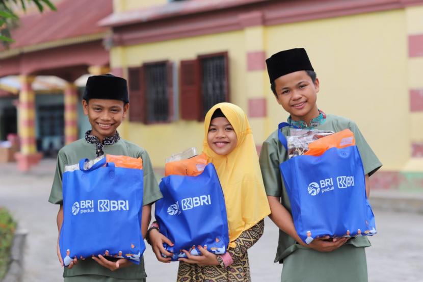 BRI menyalurkan bantuan paket sembako kepada 200 Panti Asuhan dan 50 Panti Werdha. Penyaluran bantuan ini merupakan dukungan BRI kepada masyarakat khususnya bagi Panti Asuhan dan Panti Werdha.