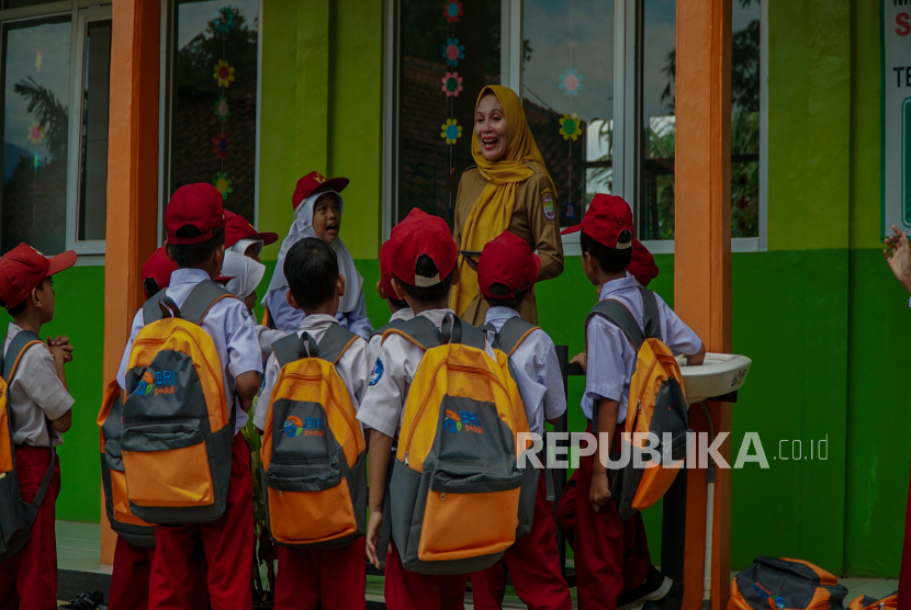 BRI Peduli memberikan bantuan beasiswa bagi pelajar di 10 Sekolah Dasar (SD) di berbagai daerah di Indonesia 