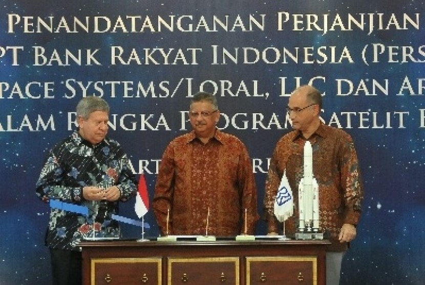 BRI President Director Sofyan Basir (center) poses with Senior Vice President Space Systems/Loral,LLC David Bernstein (left) and Senior Vice President Arianespace Jacques Bretonin Jakarta on Monday, April 28, 2014.