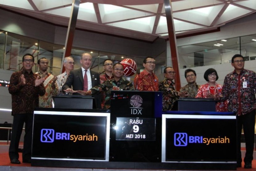 BRI Syariah mencatatkan sahamnya di Bursa Efek Indonesia, Rabu (9/5).