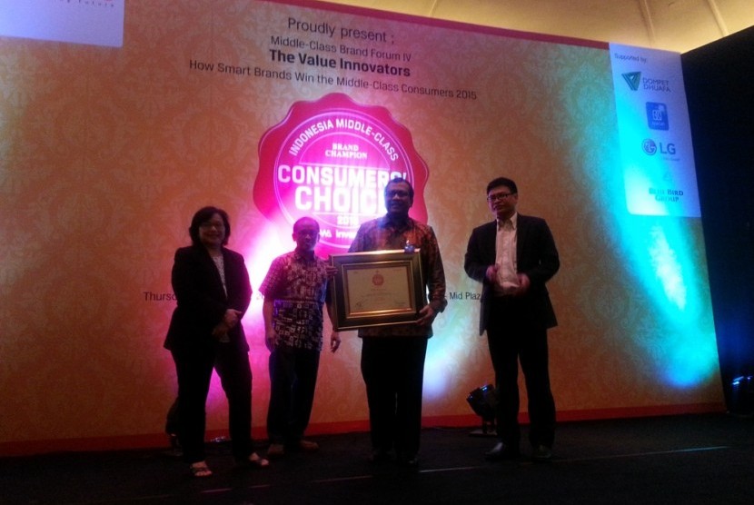 BRI Syariah mendapat penghargaan Indonesia Middle Class Brand Champion Consumers' Choice 2015 kategori Tabungan Syariah dan KPR Syariah oleh SWA dan Inventure. Penghargaan diterima oleh Pardiman Direktur BRI Syariah Pardiman di Jakarta, Kamis (11/6).   