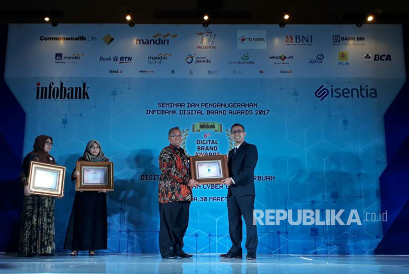 BRI Syariah menerima penghargaan Digital Brand Award 2017 untuk kategori Bank Umum Syariah yang diselenggarakan oleh Majalah Infobank di Hotel Shangrila, Jakarta.