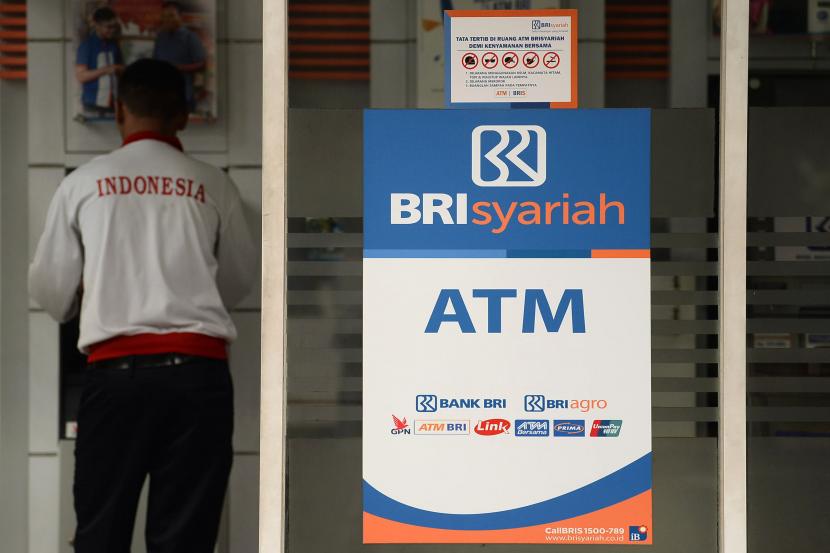 Seorang nasabah bank bertransaksi di mesin ATM (ilustrasi). Jelang Hari Suci Nyepi Caka 1945, ATM di Bali akan dinonaktifkan. 