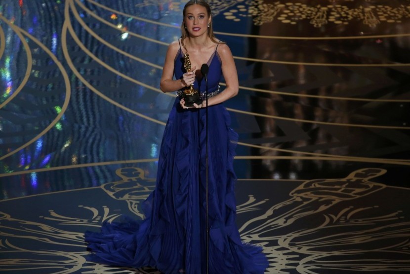 Brie Larson saat menerima penghargaan.