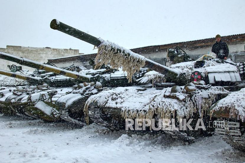  Brigade mekanis terpisah ke-92 dari tank Angkatan Bersenjata Ukraina bersiap untuk ambil bagian dalam latihan di dekat desa Klugino-Bashkirivka tidak jauh dari kota Kharkiv, Ukraina Timur, 31 Januari 2022 di tengah eskalasi di perbatasan Ukraina-Rusia (diterbitkan 01 Februari 2022). 